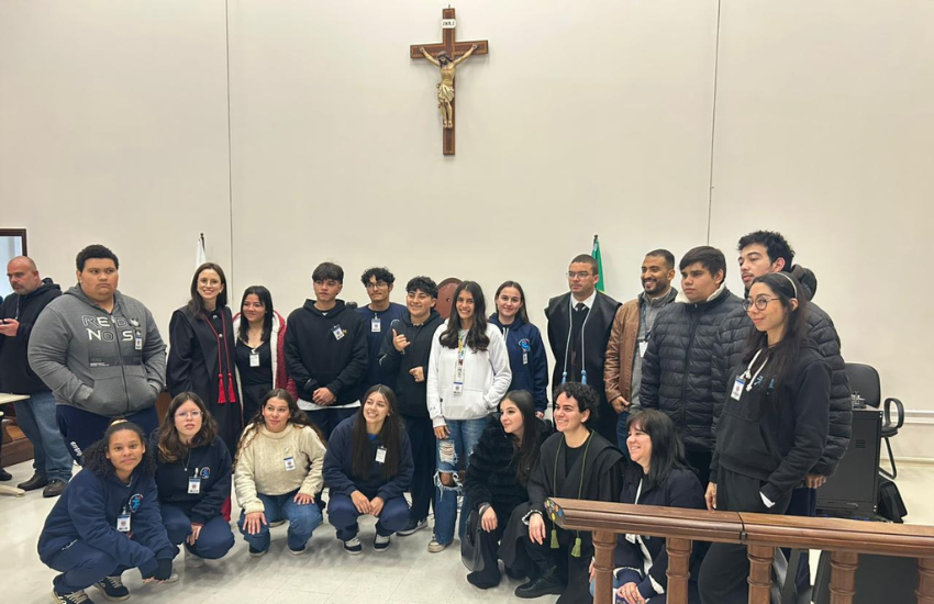 Tribunal do Júri de Castro recebe estudantes da rede estadual de ensino